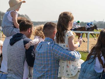 Kids at Newcastle Races, 2019, under 18s race free!